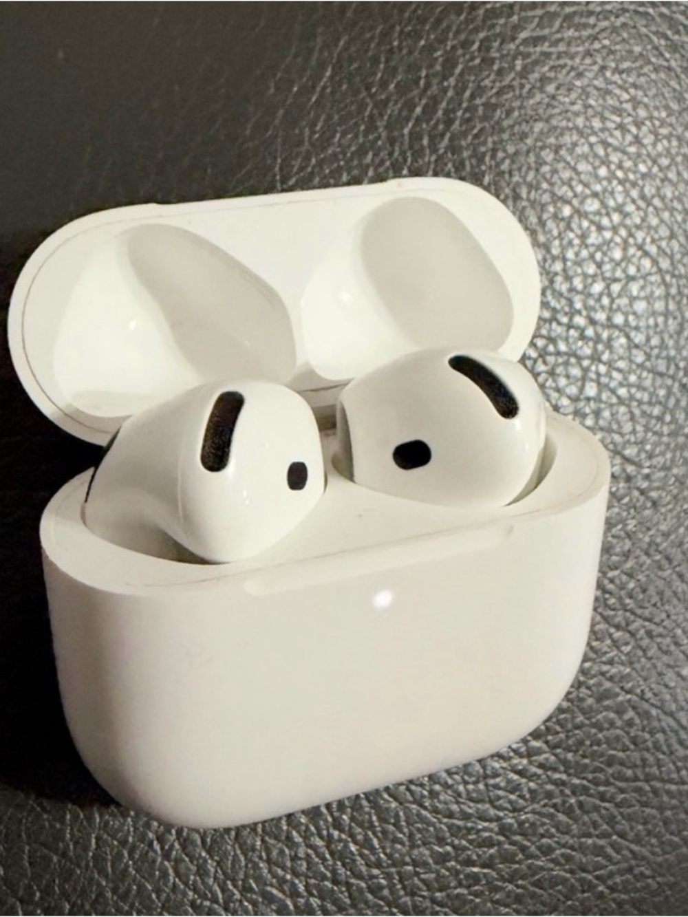 Apple White True Wireless Earbuds with Charging Case Active Noise Canceling